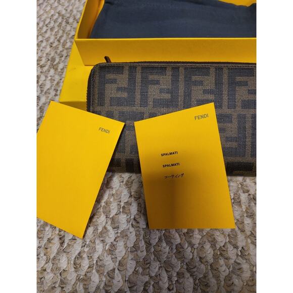 Fendi Zippered Wallet. Zipper Pull Is Missing But Can Easily Be Replaced And... - Picture 7 of 9